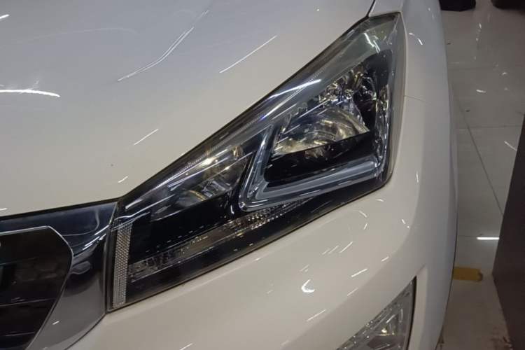 Used CHANGAN CS15 2016 1.5L Automatic Fashion Edition Left Front Headlight