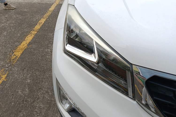 Used CHANGAN CS15 2016 1.5L Automatic Fashion Edition Right Front Headlight