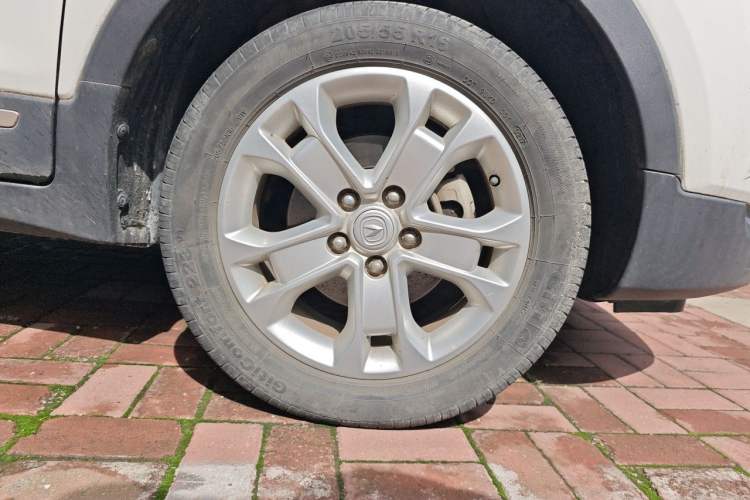 Used CHANGAN CS15 2016 1.5L Manual Fashion Edition Right Front Wheel Hub