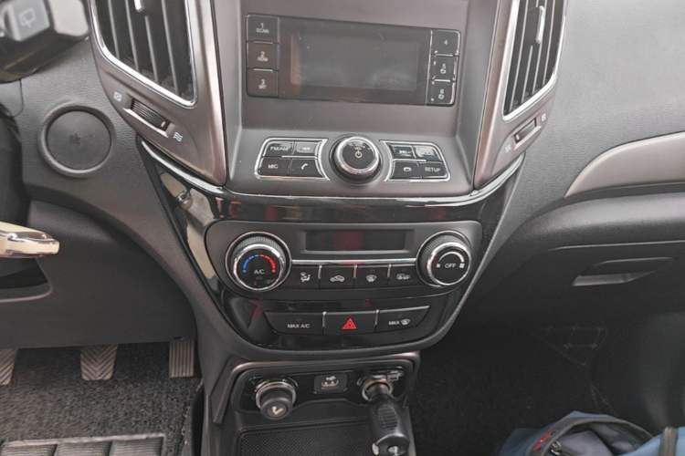 Used CHANGAN CS15 2016 1.5L Manual Fashion Edition Audio And AC Panel