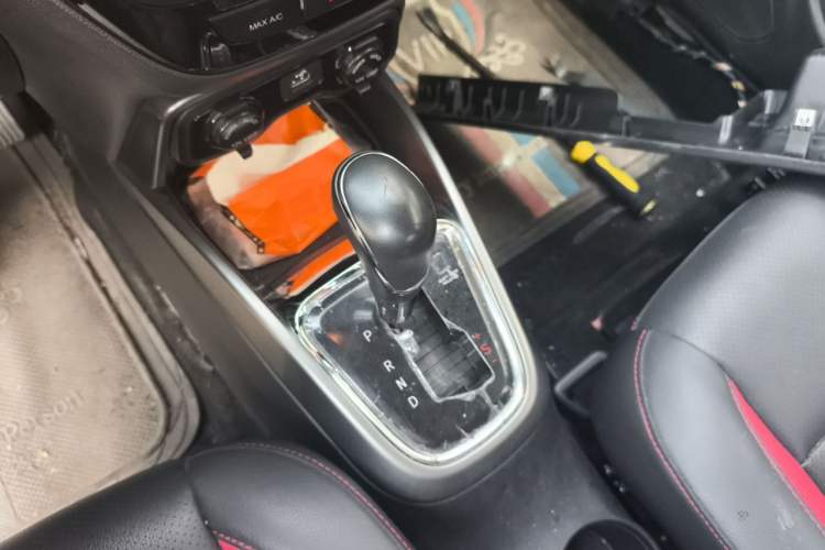 Used CHANGAN CS15 2016 1.5L Automatic Fashion Edition Gear Lever