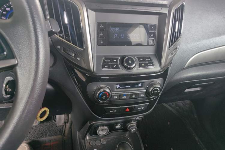 Used CHANGAN CS15 2017 1.5L Automatic Luxury Model with Sunroof Audio And AC Panel