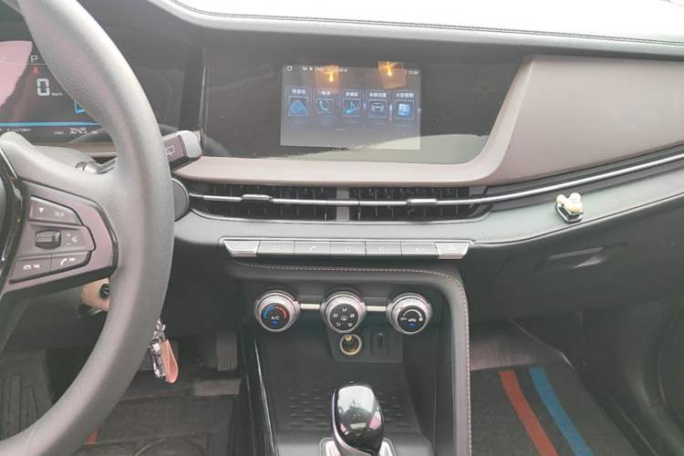 Used CHANGAN CS15 2019 1.5L Automatic Entry Model China VI Standard Audio And AC Panel