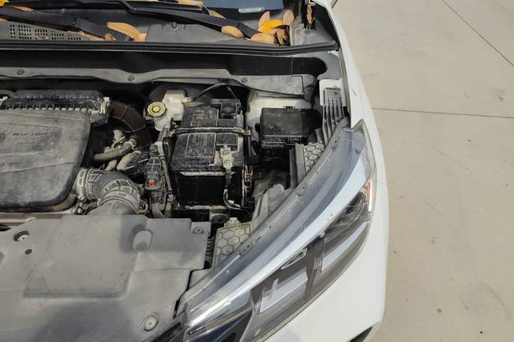 Used CHANGAN CS15 2019 1.5L Manual Entry-Level Version China VI Standard Engine Bay Left