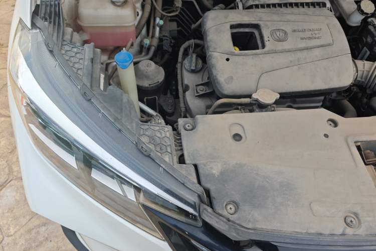 Used CHANGAN CS15 2019 1.5L Manual Entry-Level Version China VI Standard Engine Bay Right