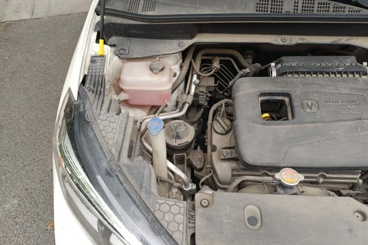 Used CHANGAN CS15 2019 1.5L Manual Entry-Level Version China VI Standard Engine Bay Right