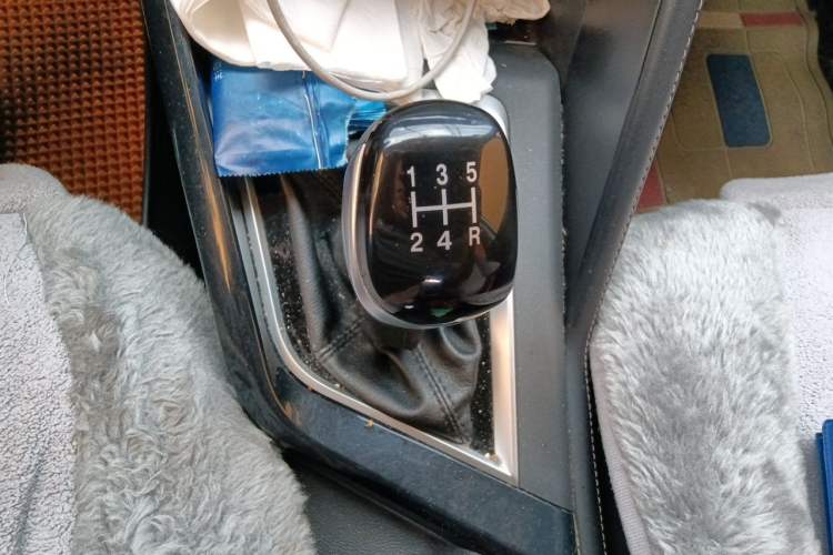 Used CHANGAN CS15 2019 1.5L Manual Entry-Level Version China VI Standard Gear Lever