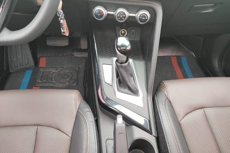 Used CHANGAN CS15 2019 1.5L Automatic Entry Model China VI Standard Gear Lever