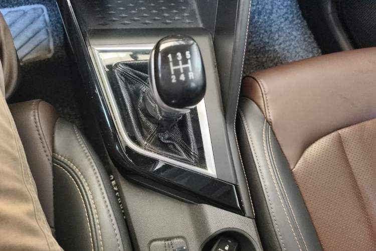 Used CHANGAN CS15 2019 1.5L Manual Enjoyment Model China VI Standard Gear Lever