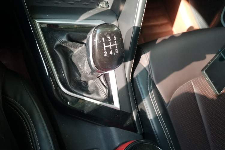 Used CHANGAN CS15 2019 1.5L Manual Entry-Level Version China VI Standard Gear Lever