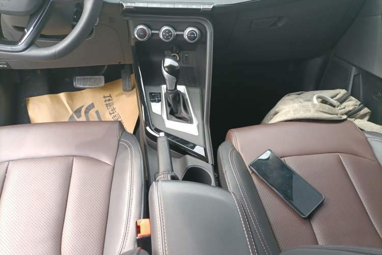 Used CHANGAN CS15 2019 1.5L Automatic Entry Model China VI Standard Gear Lever