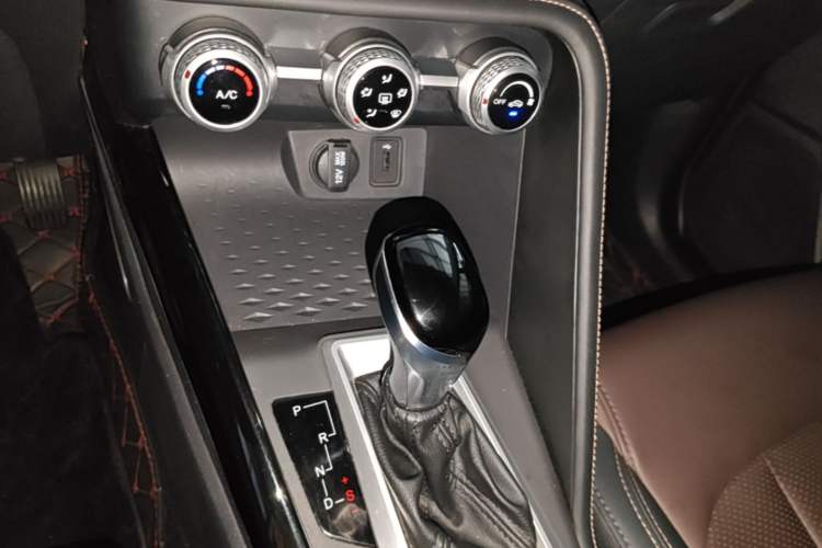 Used CHANGAN CS15 2019 1.5L Automatic Entry Model China VI Standard Gear Lever