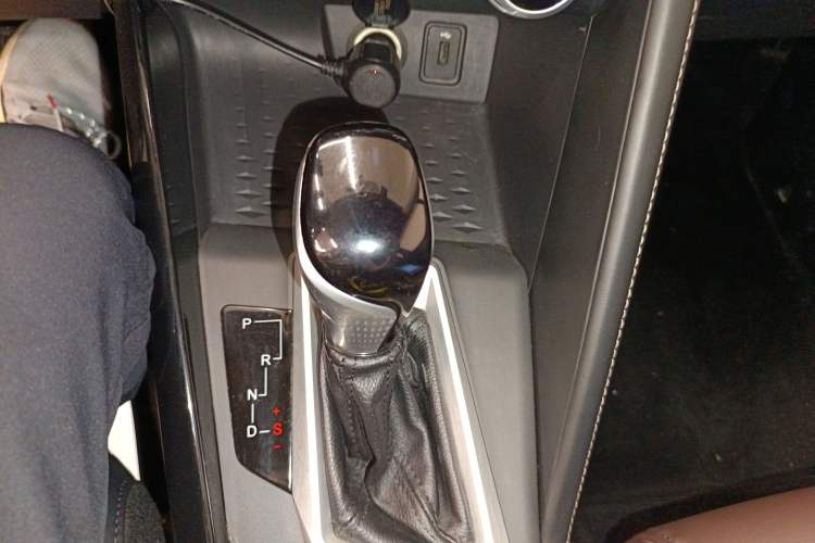 Used CHANGAN CS15 2019 1.5L Automatic Entry Model China VI Standard Gear Lever