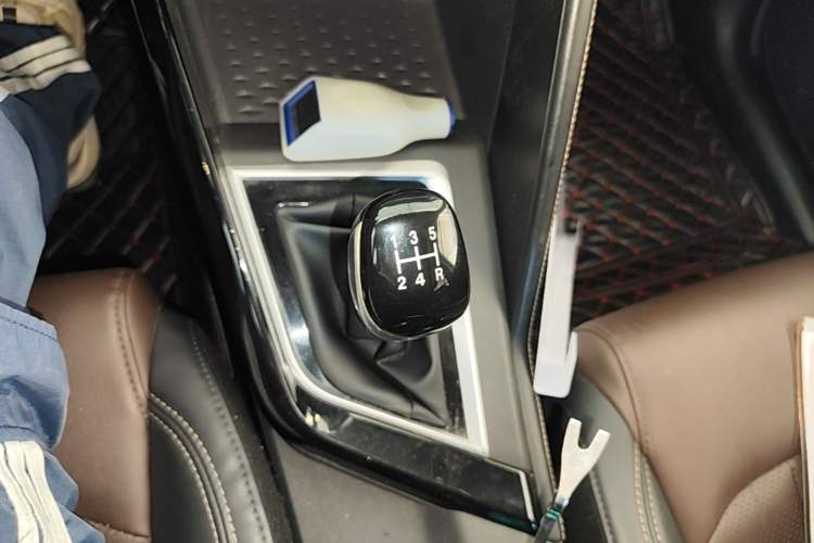 Used CHANGAN CS15 2019 1.5L Manual Entry-Level Version China VI Standard Gear Lever