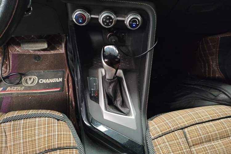 Used CHANGAN CS15 2019 1.5L Automatic Comfort Edition China VI Standard Gear Lever