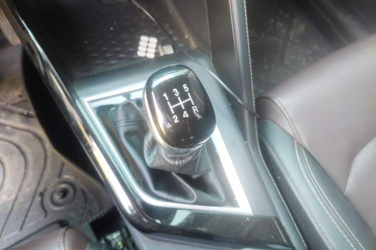 Used CHANGAN CS15 2019 1.5L Manual Entry-Level Version China VI Standard Gear Lever