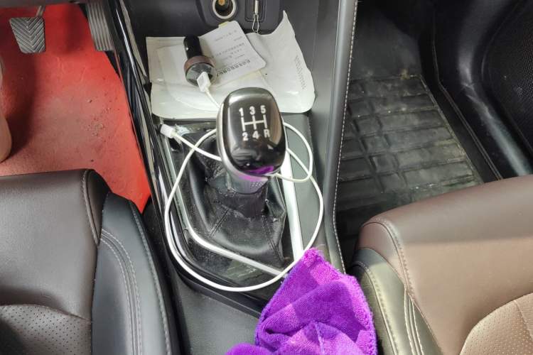 Used CHANGAN CS15 2019 1.5L Manual Entry-Level Version China VI Standard Gear Lever