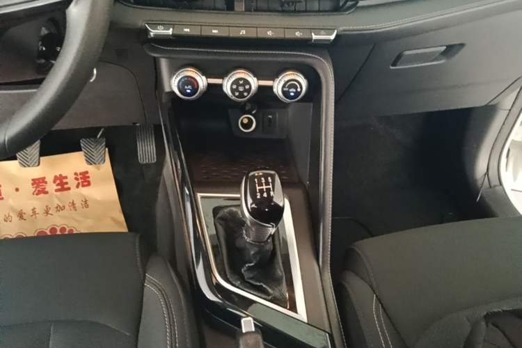 Used CHANGAN CS15 2019 1.5L Manual Comfort Model China VI Standard Gear Lever