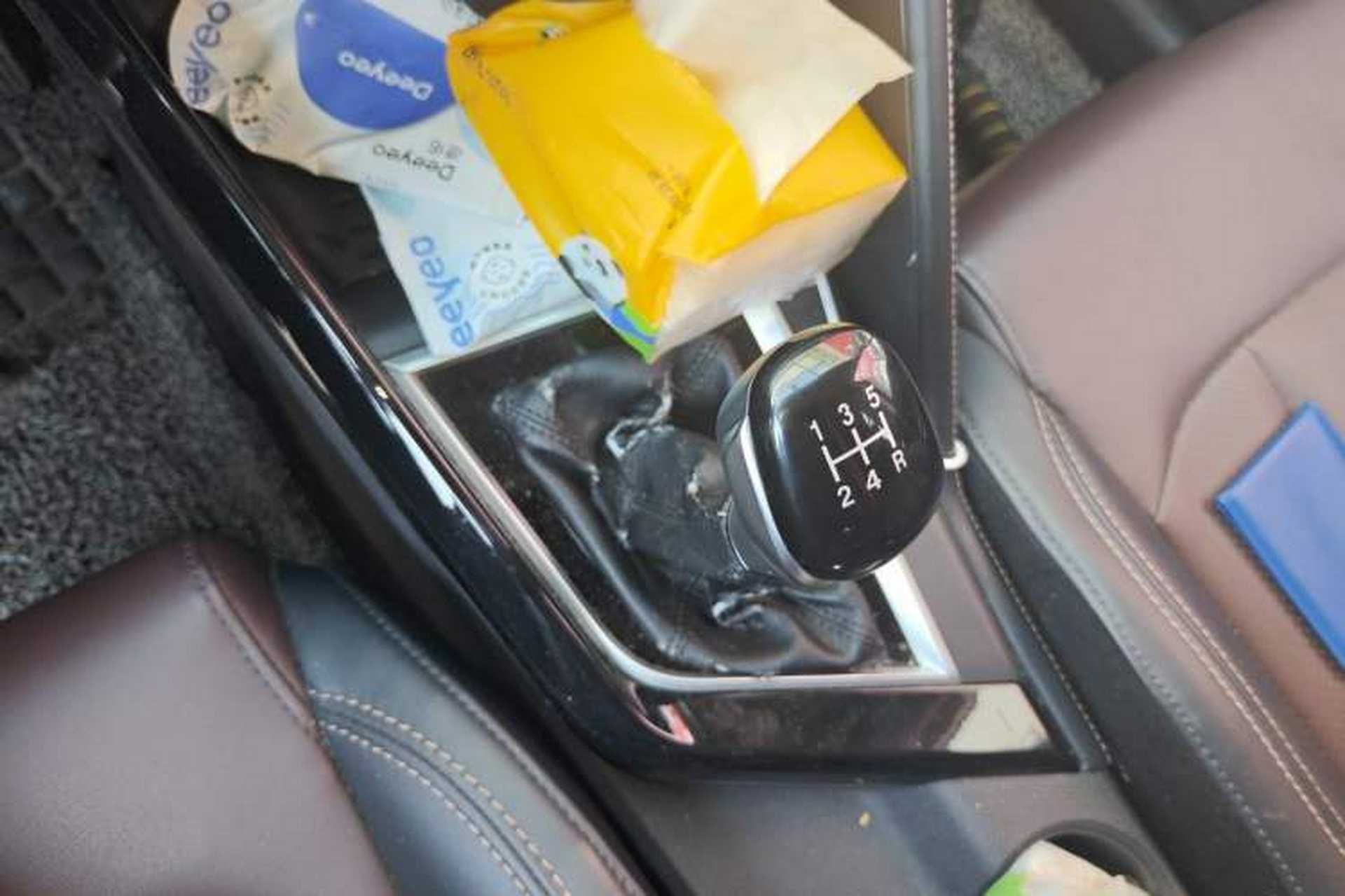 Used CHANGAN CS15 2019 1.5L Manual Entry-Level Version China VI Standard Gear Lever