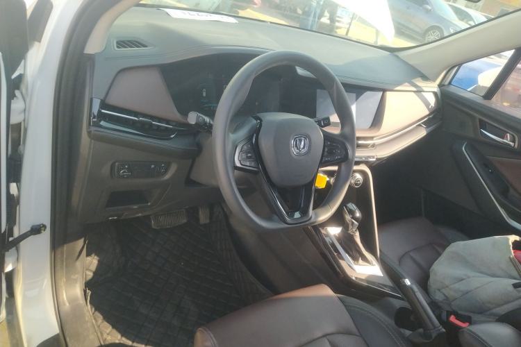 Used CHANGAN CS15 2019 1.5L Automatic Entry Model China VI Standard Interior 2