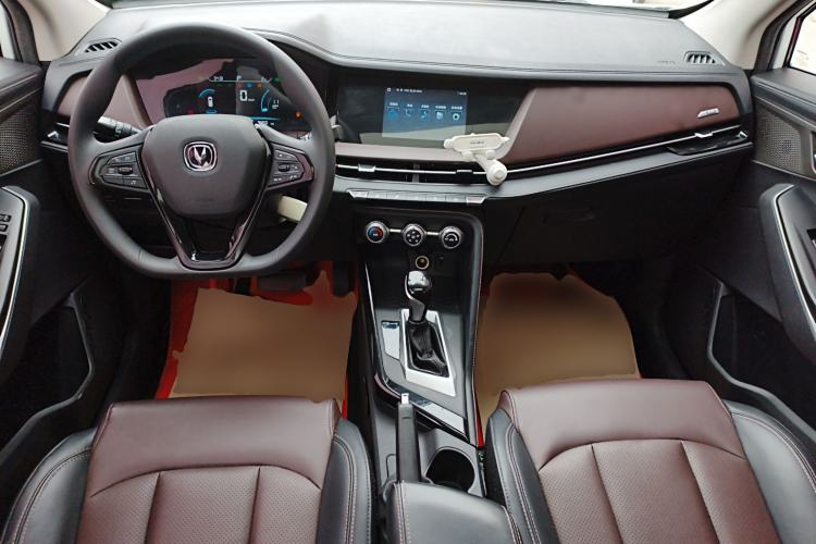 Used CHANGAN CS15 2019 1.5L Automatic Entry Model China VI Standard Interior 2