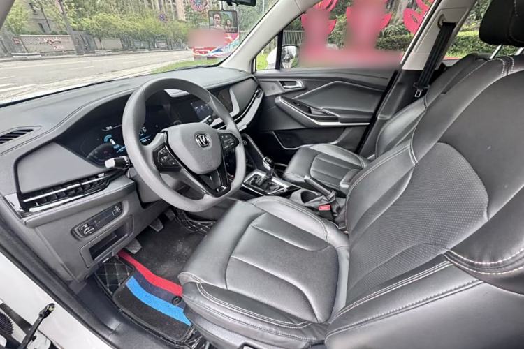 Used CHANGAN CS15 2019 1.5L Manual Comfort Model China VI Standard Interior 2