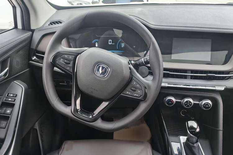 Used CHANGAN CS15 2019 1.5L Automatic Entry Model China VI Standard Interior 2