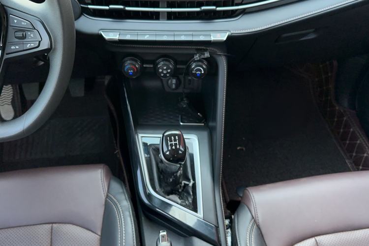 Used CHANGAN CS15 2019 1.5L Manual Entry-Level Version China VI Standard Interior 3