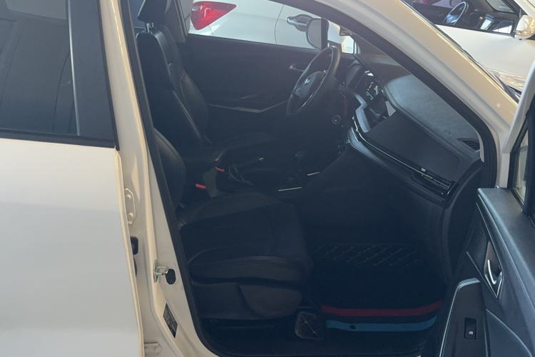 Used CHANGAN CS15 2019 1.5L Manual Comfort Model China VI Standard Interior 4