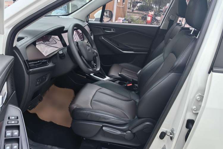 Used CHANGAN CS15 2019 1.5L Automatic Entry Model China VI Standard Interior 4