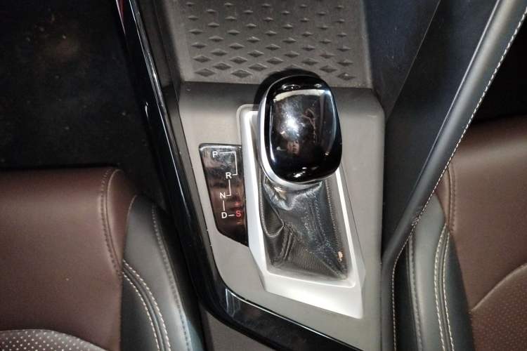 Used CHANGAN CS15 2019 1.5L Automatic Flagship Version China VI Standard Gear Lever