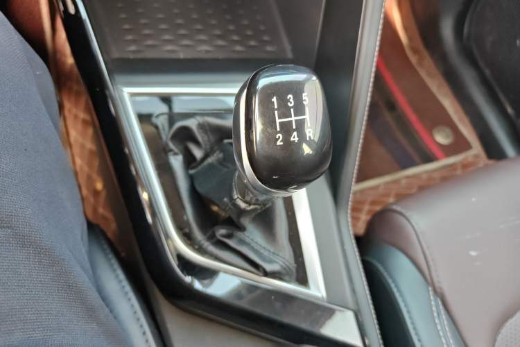 Used CHANGAN CS15 2019 1.5L Manual Entry-Level Version China VI Standard Gear Lever