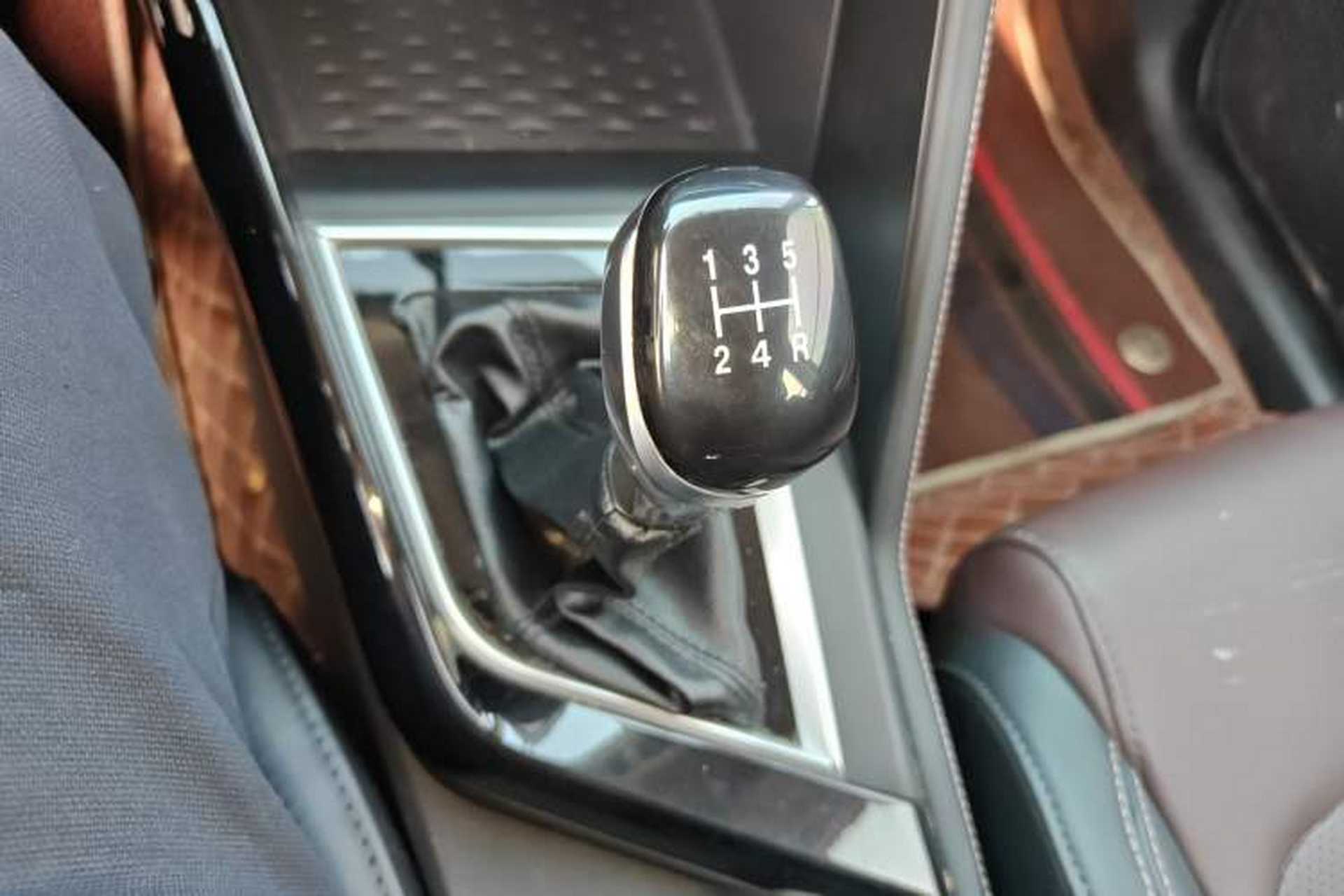 Used CHANGAN CS15 2019 1.5L Manual Entry-Level Version China VI Standard Gear Lever