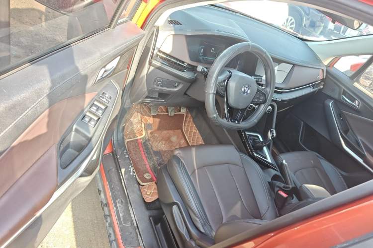 Used CHANGAN CS15 2019 1.5L Manual Entry-Level Version China VI Standard Interior 3