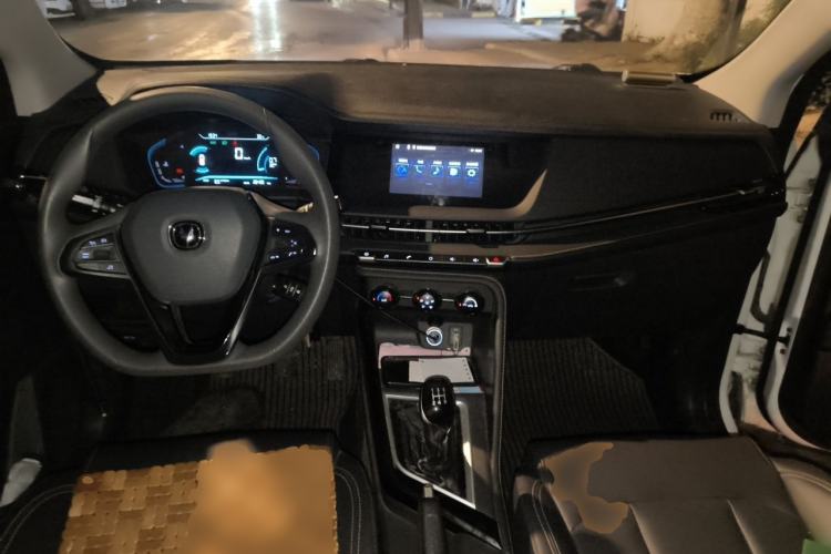 Used CHANGAN CS15 2021 1.5L Manual Entry-Level Trim Center Console