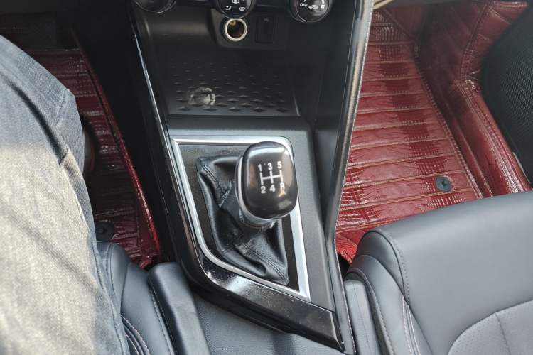 Used CHANGAN CS15 2021 1.5L Manual Entry-Level Trim Gear Lever