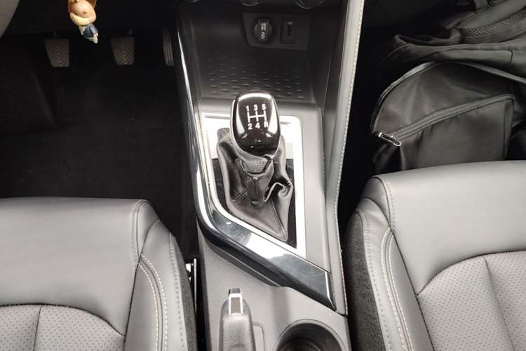 Used CHANGAN CS15 2021 1.5L Manual Entry-Level Trim Gear Lever