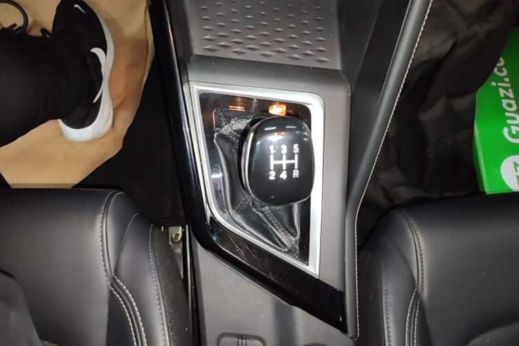 Used CHANGAN CS15 2021 1.5L Manual Entry-Level Trim Gear Lever