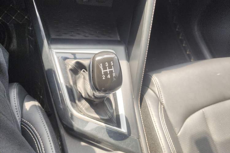 Used CHANGAN CS15 2021 1.5L Manual Entry-Level Trim Gear Lever