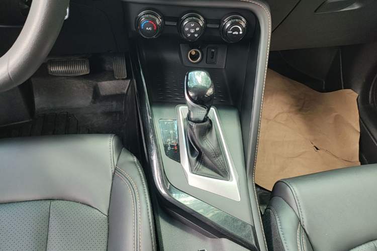 Used CHANGAN CS15 2021 1.5L Automatic Entry-Level Trim Gear Lever
