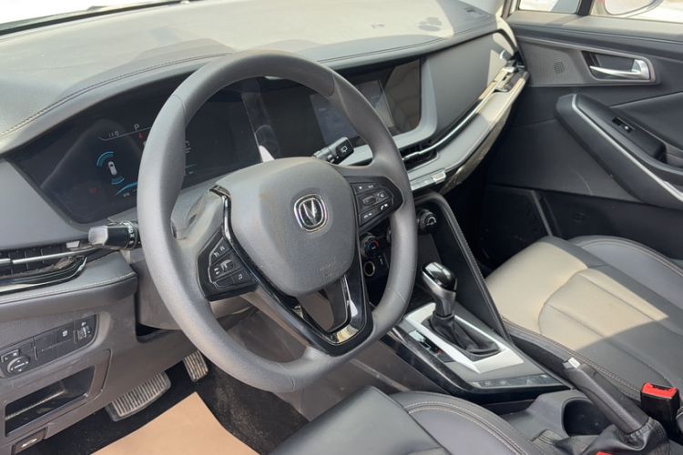 Used CHANGAN CS15 2021 1.5L Automatic Entry-Level Trim Interior 4