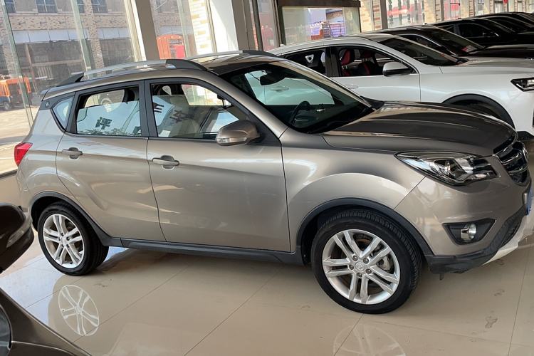 Used CHANGAN CS35 2017 1.6L Manual Luxury Model Exterior 2