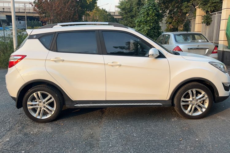 Used CHANGAN CS35 2016 1.6L Manual Luxury Model China IV Standard Exterior 2