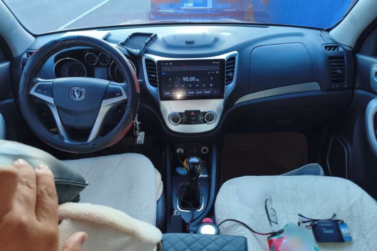 Used CHANGAN CS35 2012 1.6L Manual Luxury Model China IV Standard Center Console