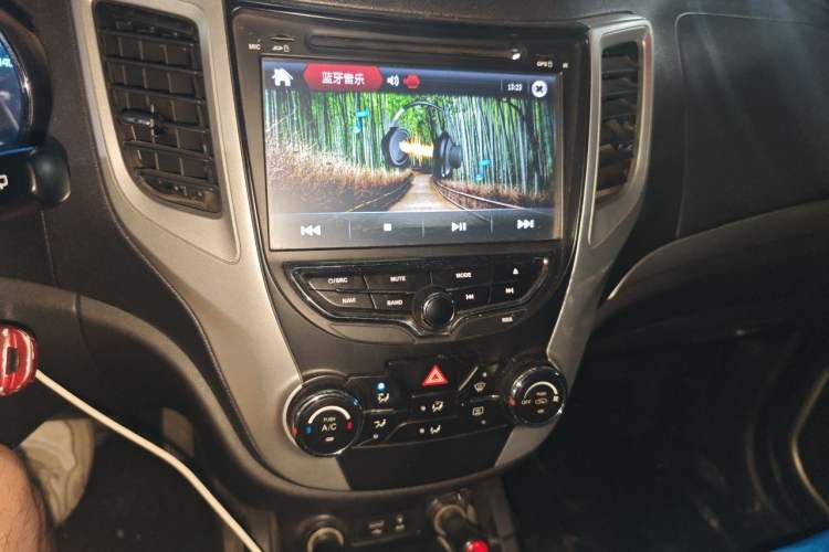 Used CHANGAN CS35 2012 1.6L Automatic Luxury Version China IV Standard Audio And AC Panel
