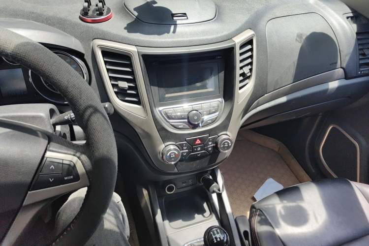 Used CHANGAN CS35 2012 1.6L Manual Luxury Model China IV Standard Audio And AC Panel
