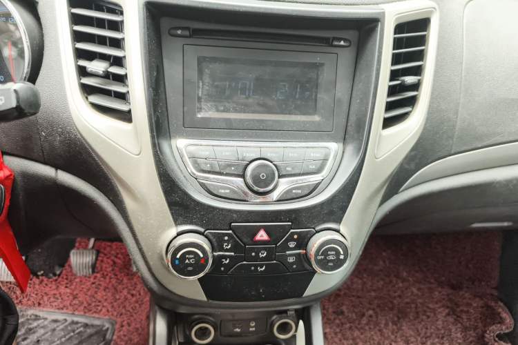 Used CHANGAN CS35 2012 1.6L Manual Luxury Model China IV Standard Audio And AC Panel