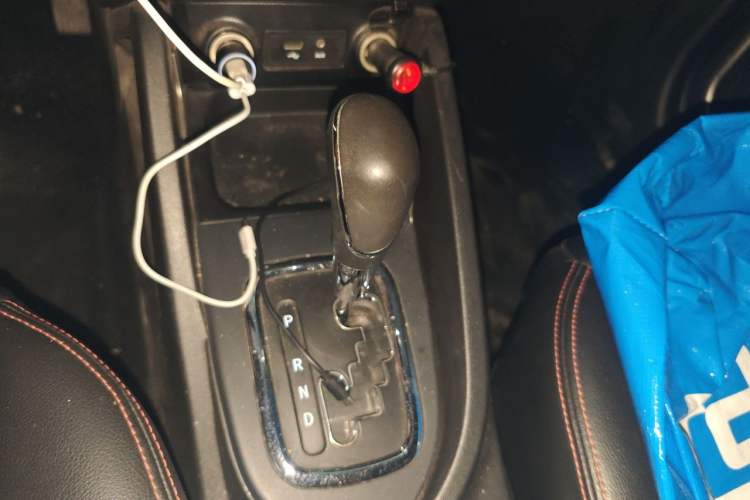 Used CHANGAN CS35 2012 1.6L Automatic Luxury Version China IV Standard Gear Lever