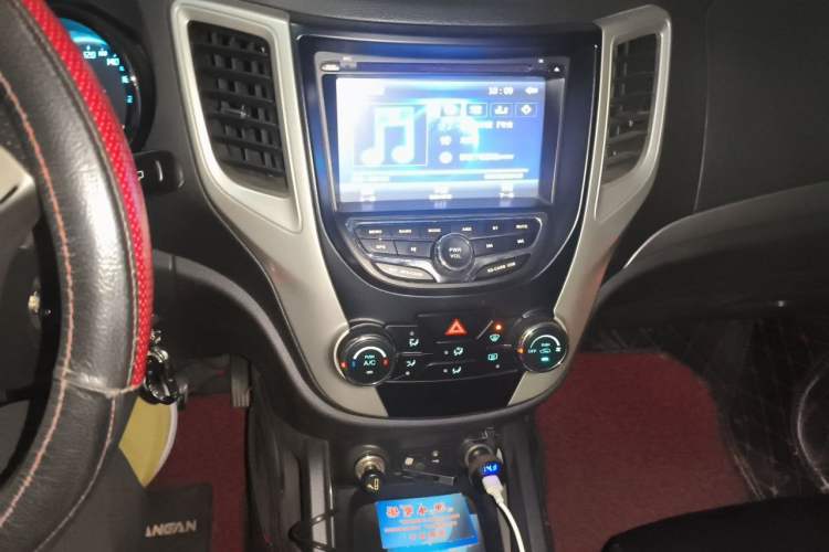 Used CHANGAN CS35 2012 1.6L Automatic Luxury Version China IV Standard Audio And AC Panel