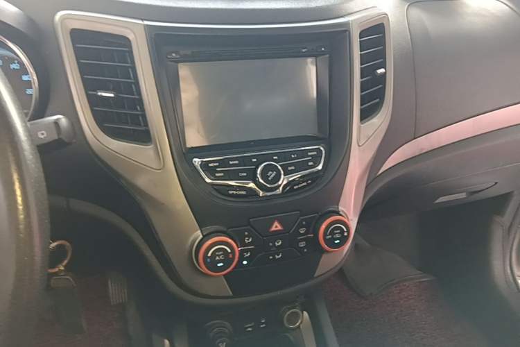 Used CHANGAN CS35 2012 1.6L Manual Comfort Version China V Standard Audio And AC Panel